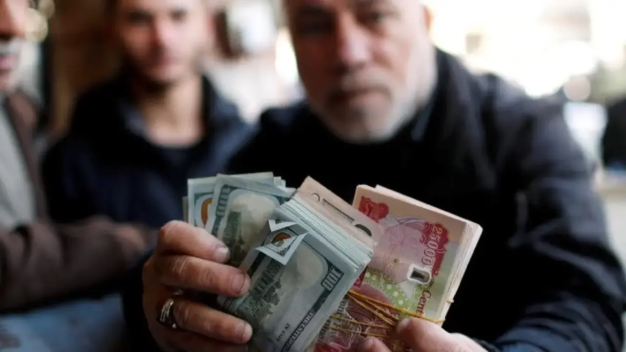 تذبذب سعر الدولار في العراق يثير حالة من الحذر داخل السوق السوداء